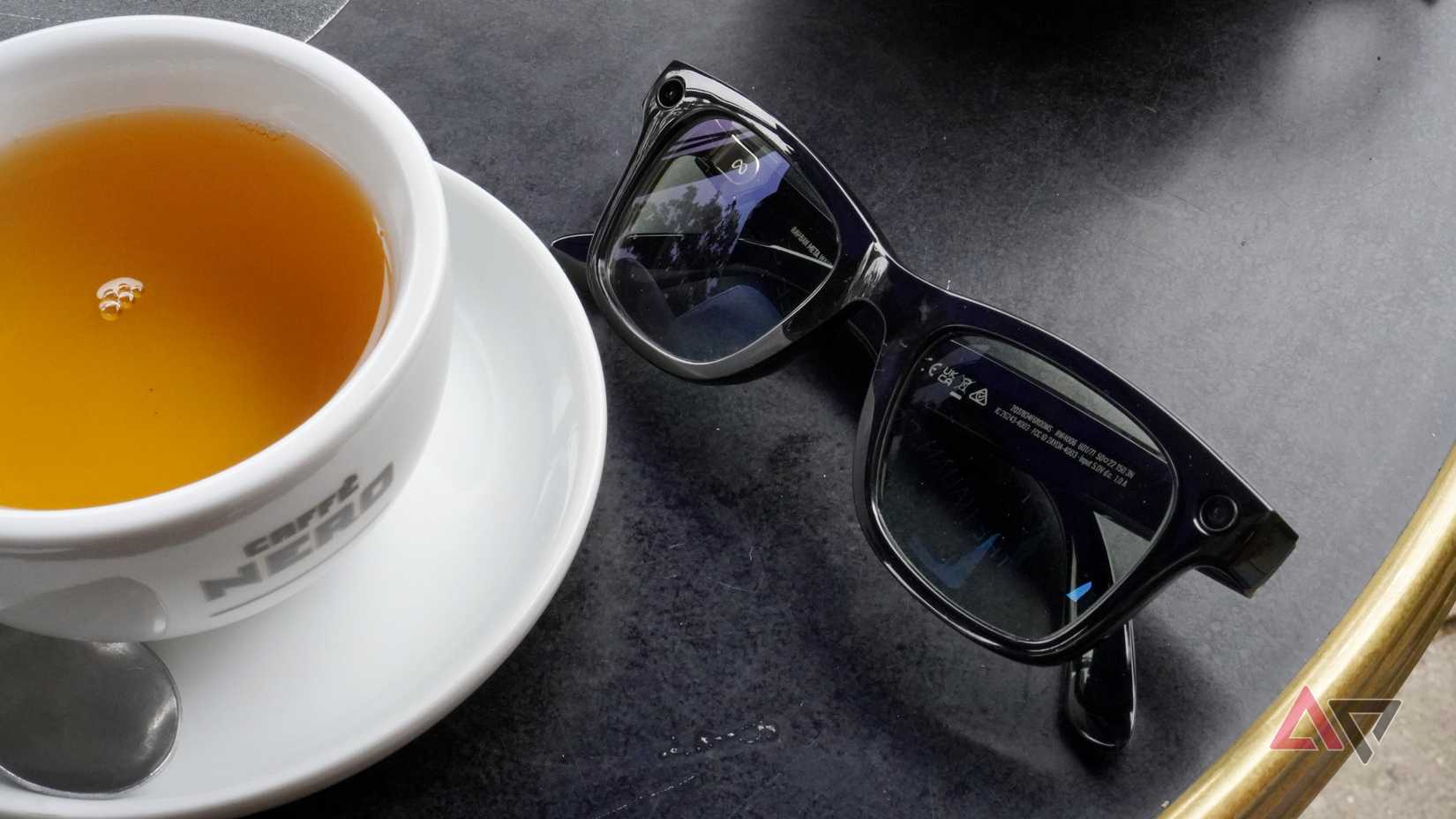 Os óculos inteligentes Ray-Ban Meta em uma mesa