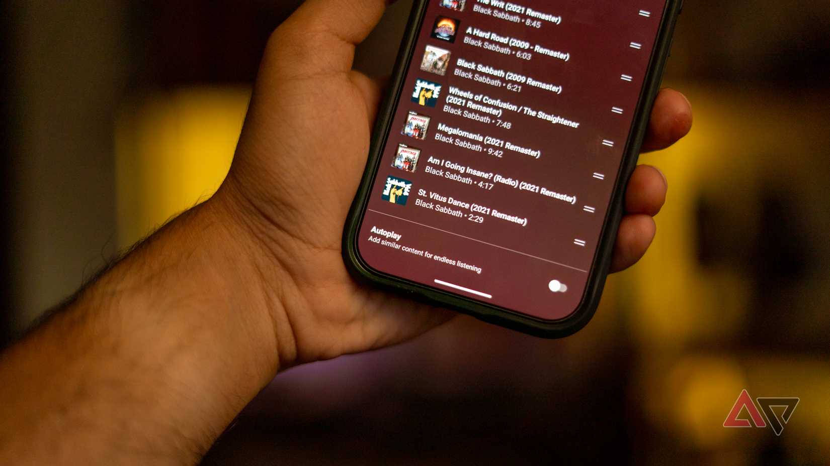 Um smartphone exibindo o YouTube Music com a reprodução automática desativada
