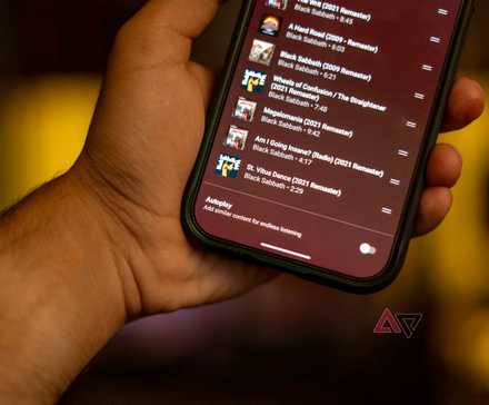 Um smartphone exibindo o YouTube Music com a reprodução automática desativada