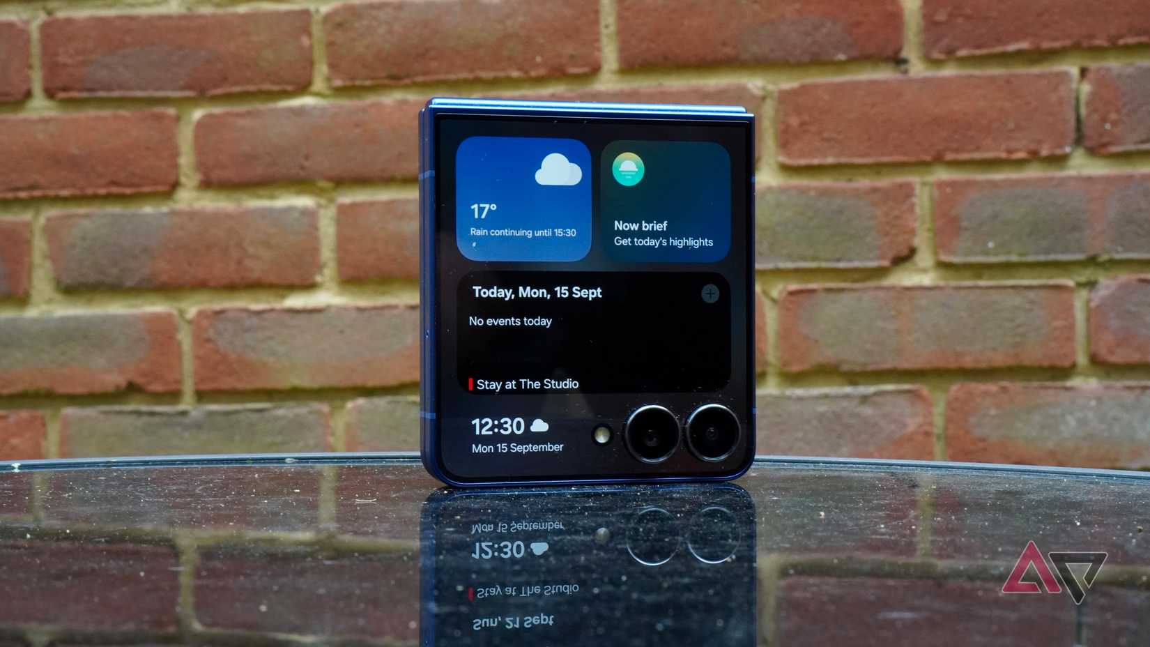 Widgets on the closed Samsung Galaxy Z Flip 7