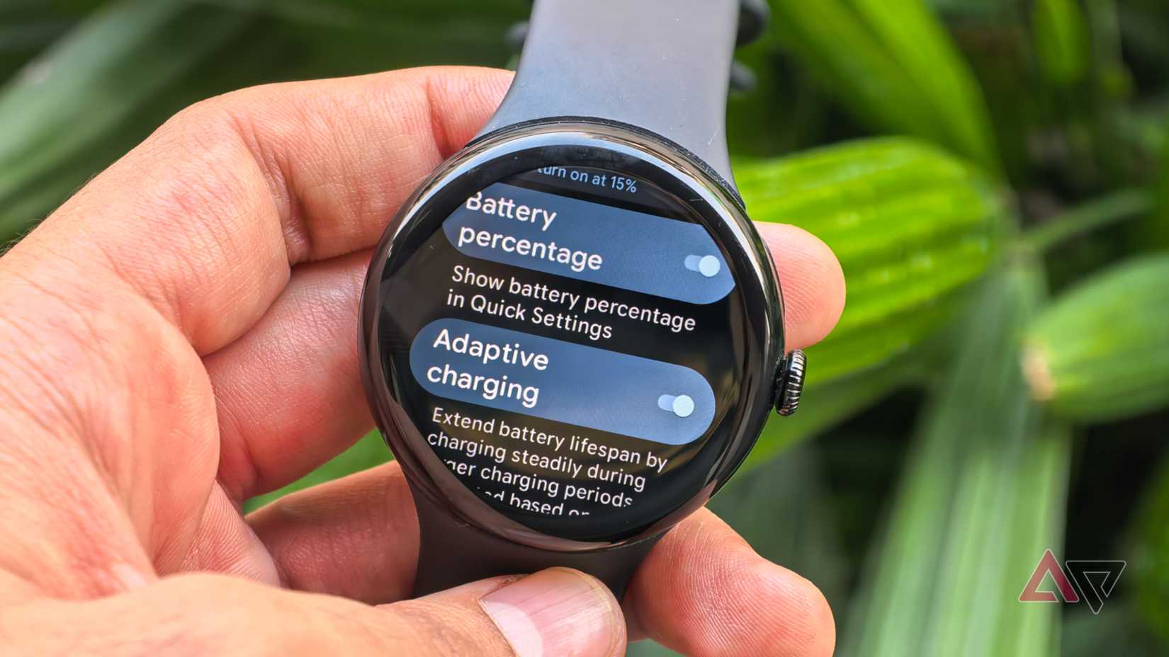 إعدادات البطارية التكيفية في Wear OS 6