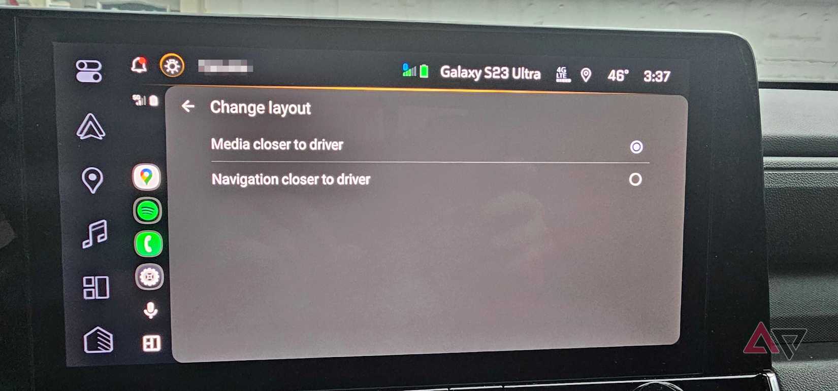 كيفية تغيير عرض Android Auto الخاص بك 5 عرض نظام المعلومات والترفيه في السيارة مع إعدادات Android Auto المفتوحة في قسم تغيير التخطيط