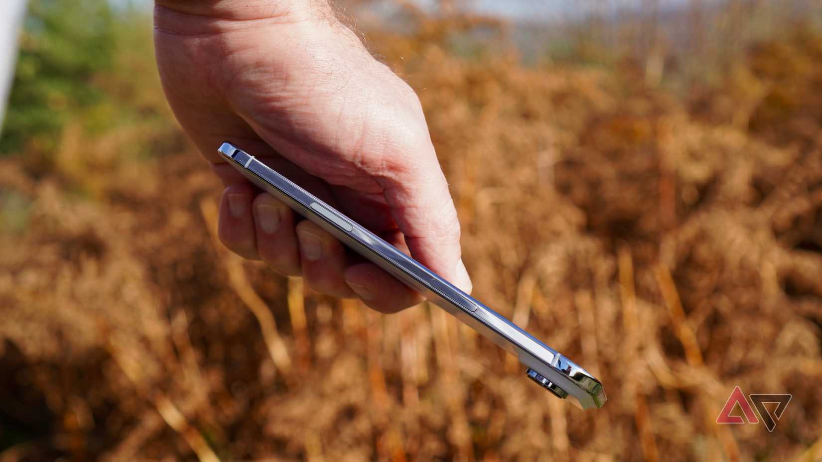 Una persona che tiene in mano l'Apple iPhone Air e ne mostra il lato