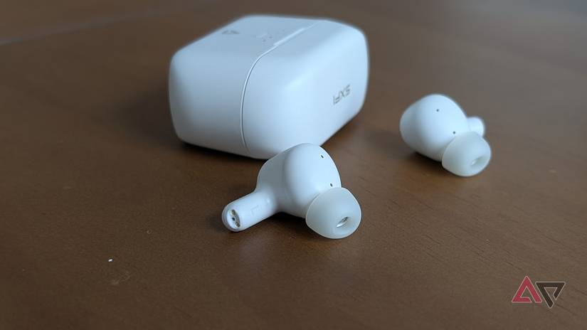 fones de ouvido criativos brancos na superfície de madeira