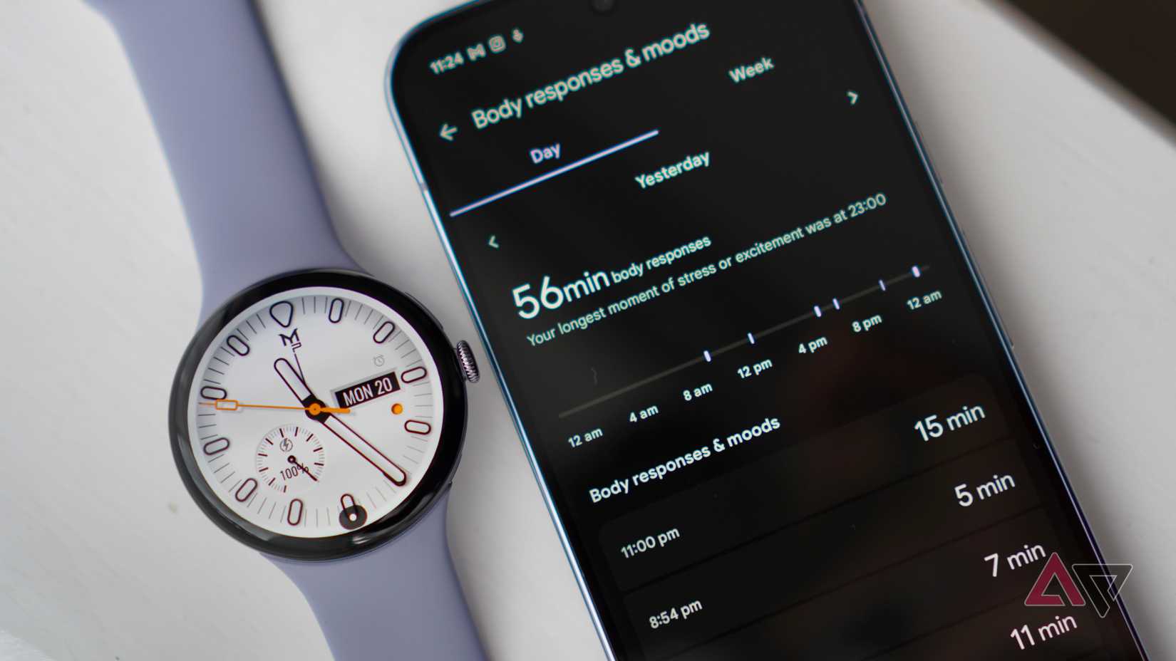 ساعة Pixel Watch 4 مع تطبيق Fitbit