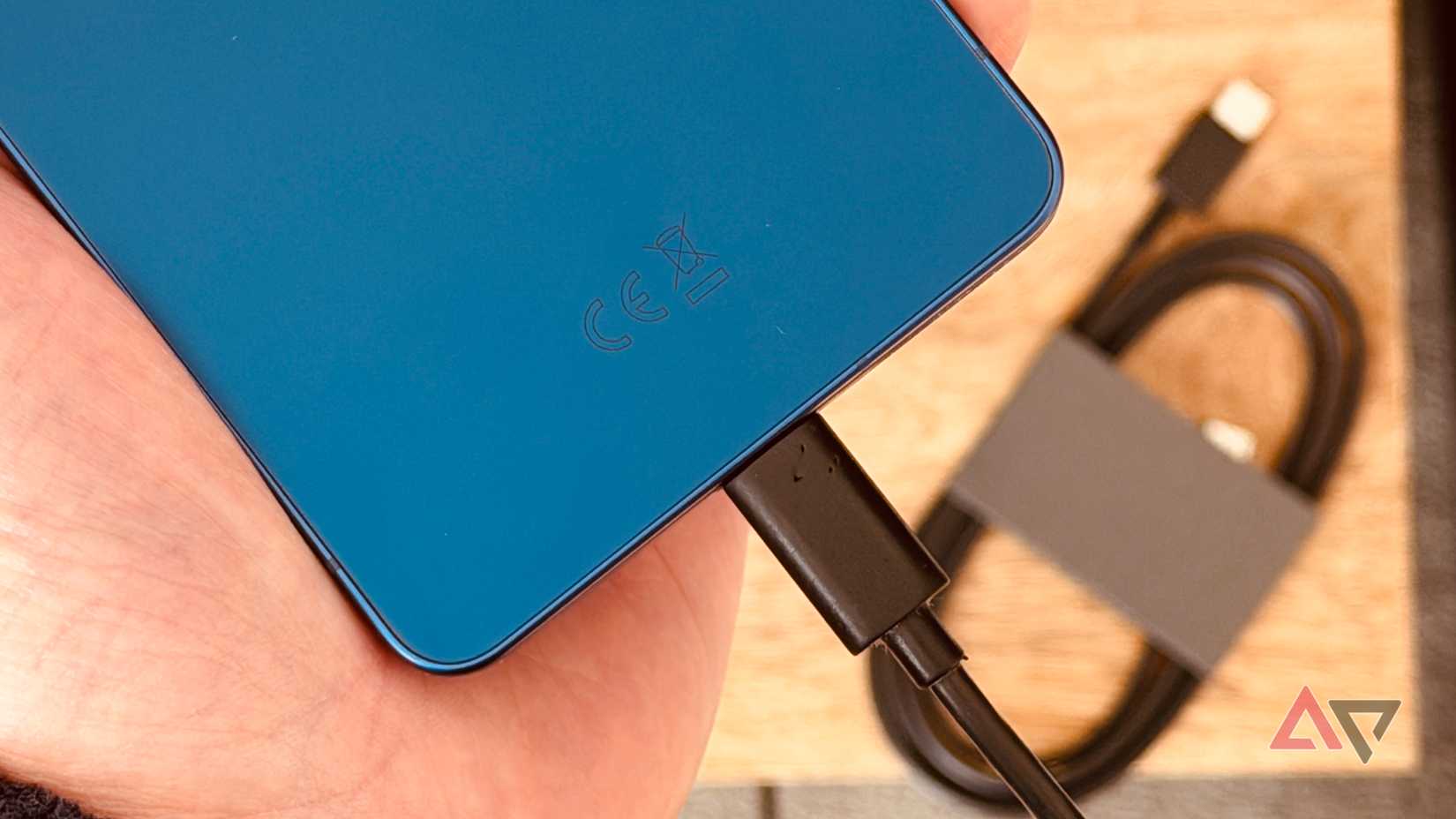 Um cabo USB C conectado ao Samsung Galaxy Z Flip 7