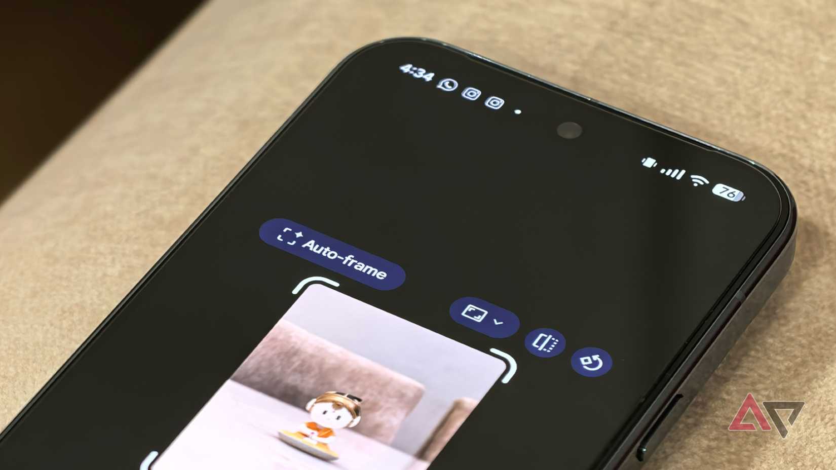 Google Pixel's auto frame feature in action
