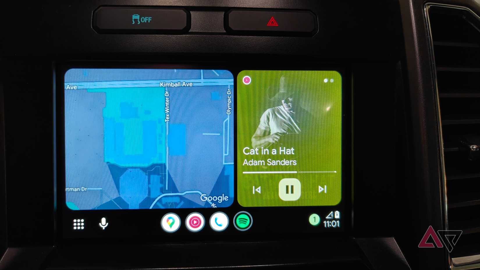 Mostrando o Google Maps e o YouTube Music tocando no Android Auto
