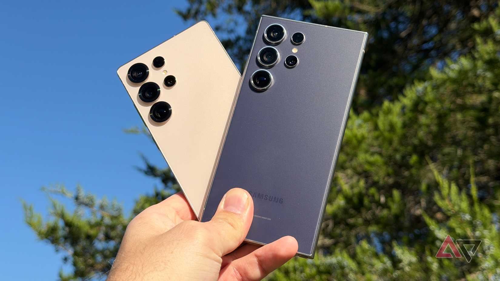 Samsung Galaxy S25 Ultra pressionado contra um Galaxy S24 Ultra