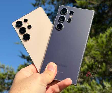 Samsung Galaxy S25 Ultra pressionado contra um Galaxy S24 Ultra