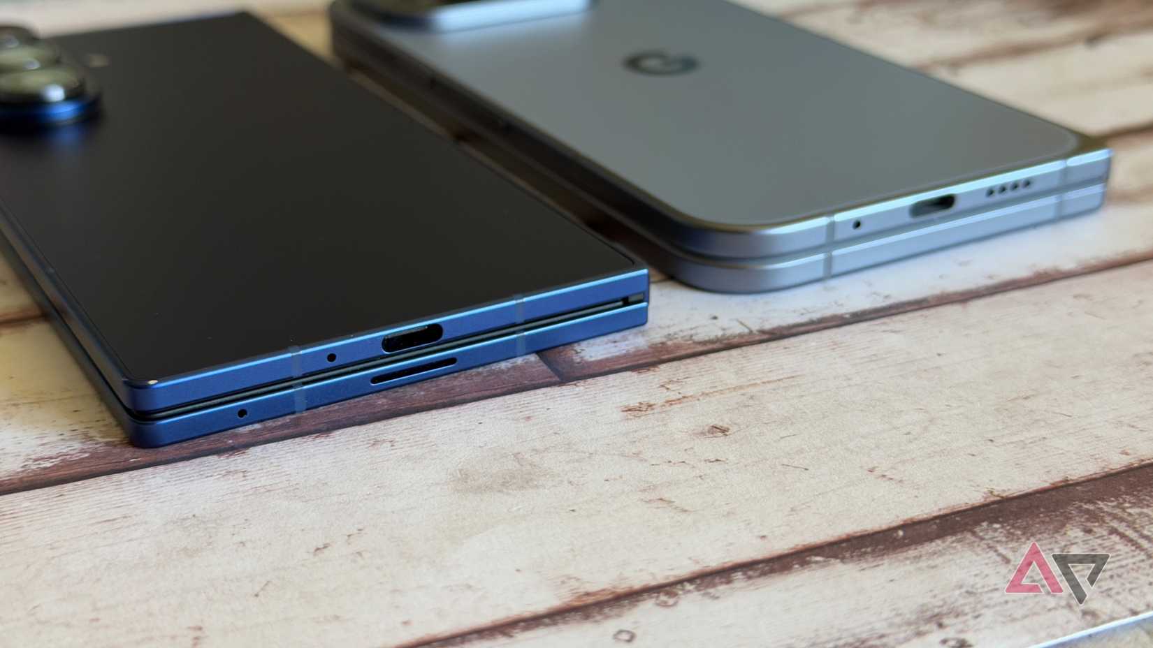Comparação de espessura entre o Google Pixel 10 Pro Fold e o Samsung Galaxy Z Fold 7