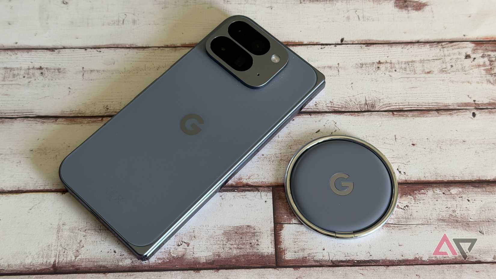 O Google Pixel 10 Pro dobra-se ao lado do acessório de anel opcional
