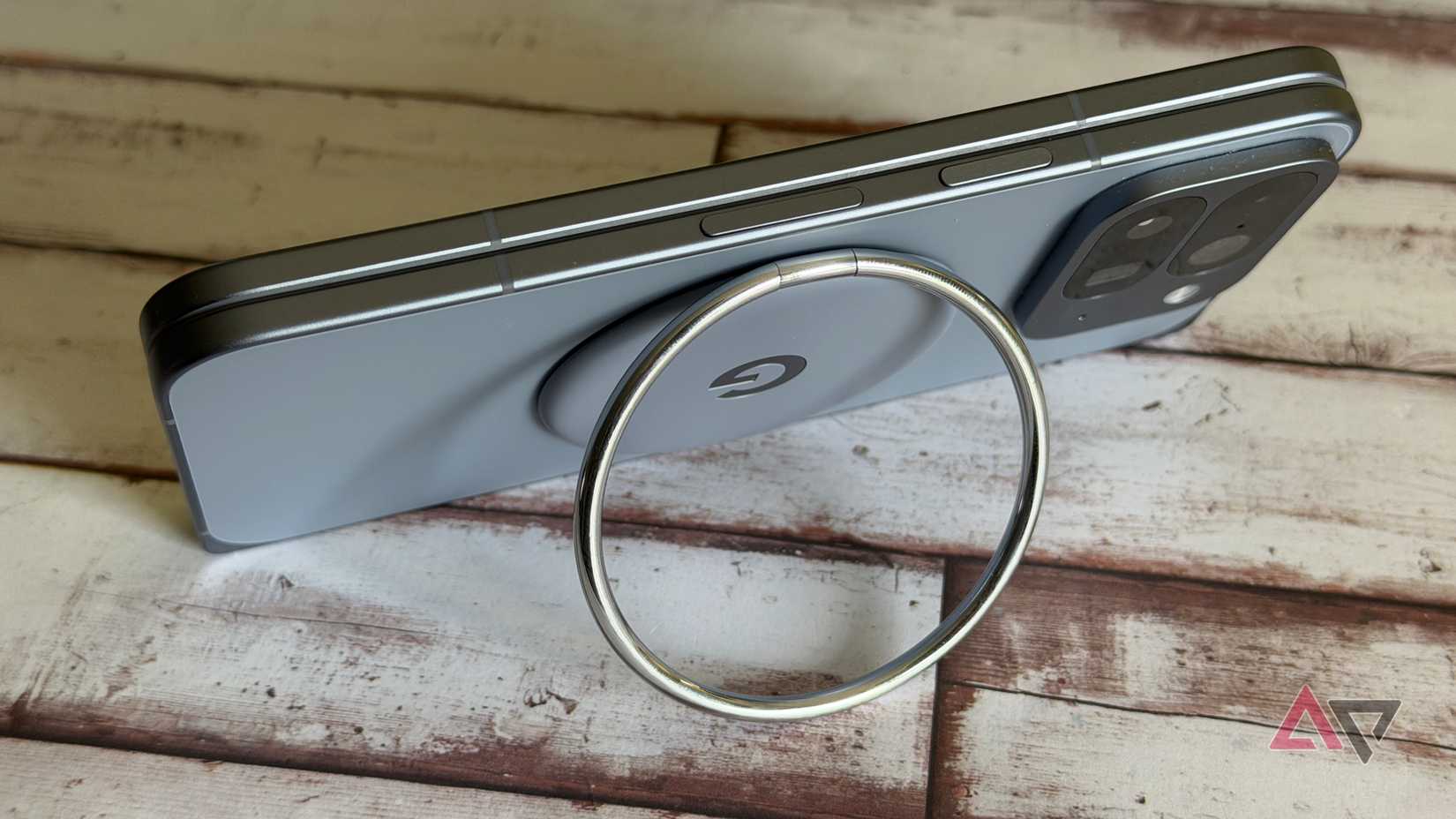 ملحق مرفق بالجزء الخلفي من هاتف Google Pixel 10 Pro Fold