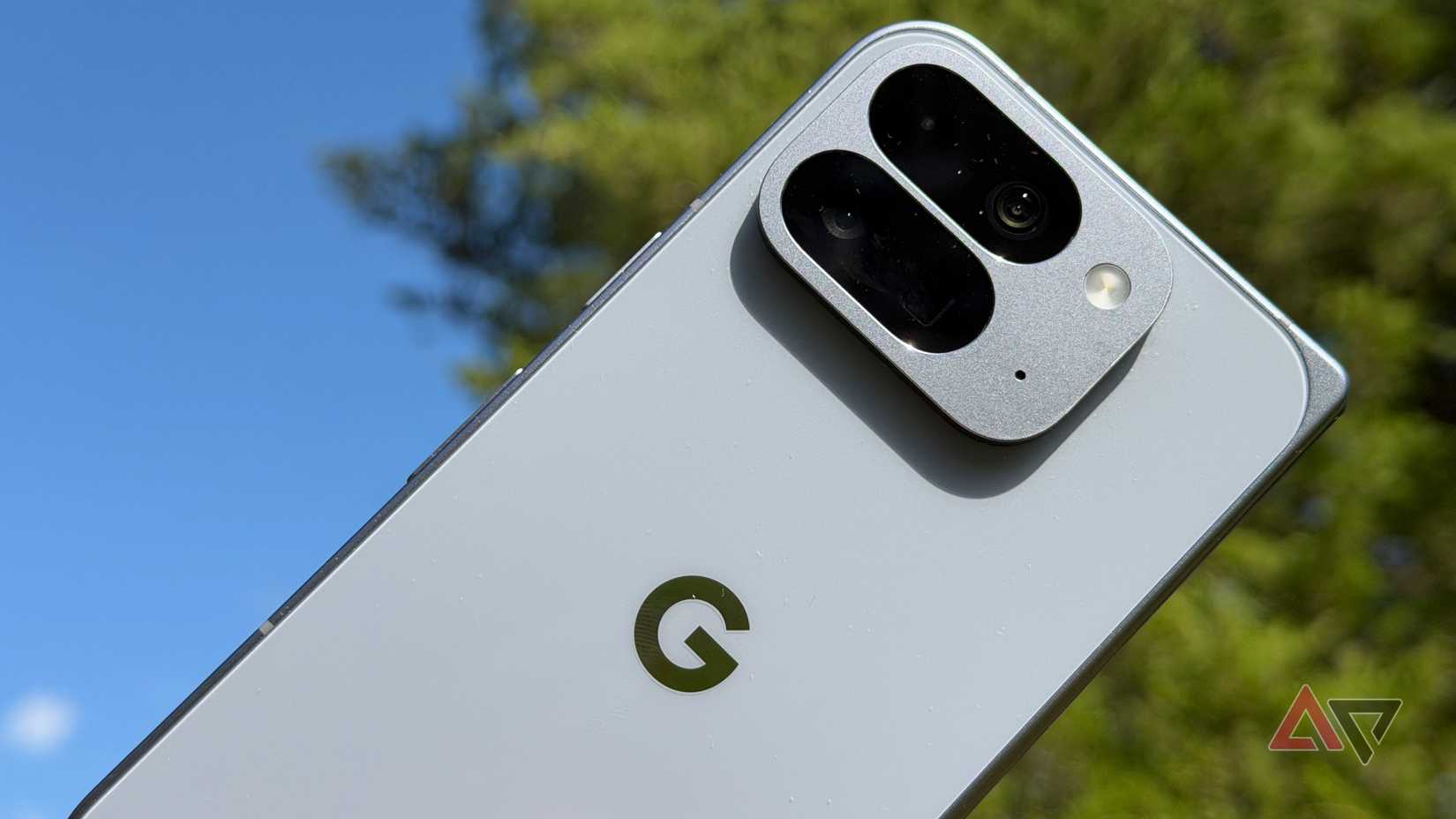 Google Pixel 10 Pro Fold tenuto contro il cielo alla luce del sole