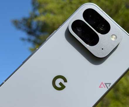 Google Pixel 10 Pro Fold erguido contra o céu sob a luz do sol