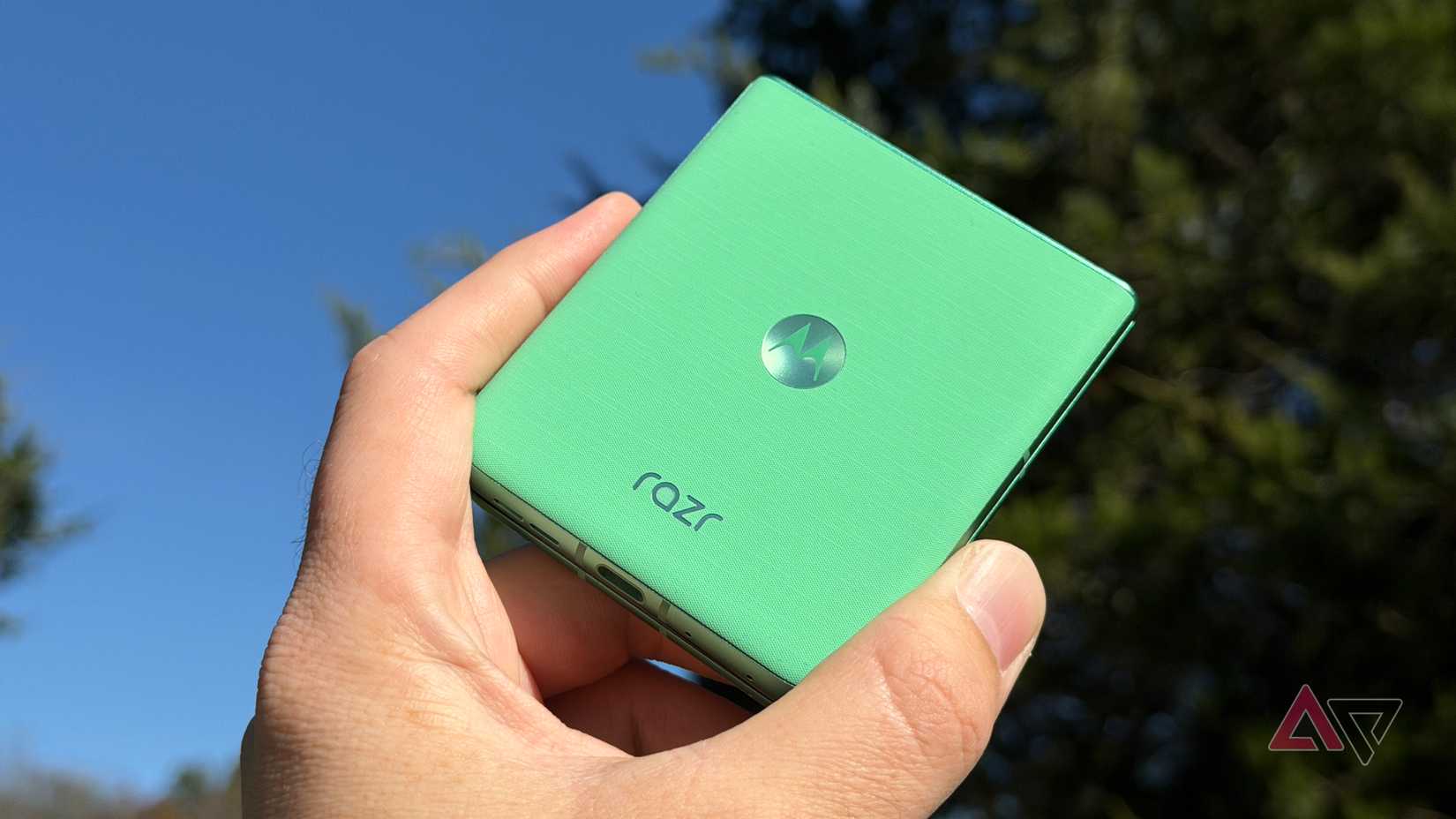 Il Motorola Razr 2025 si staglia contro un cielo azzurro