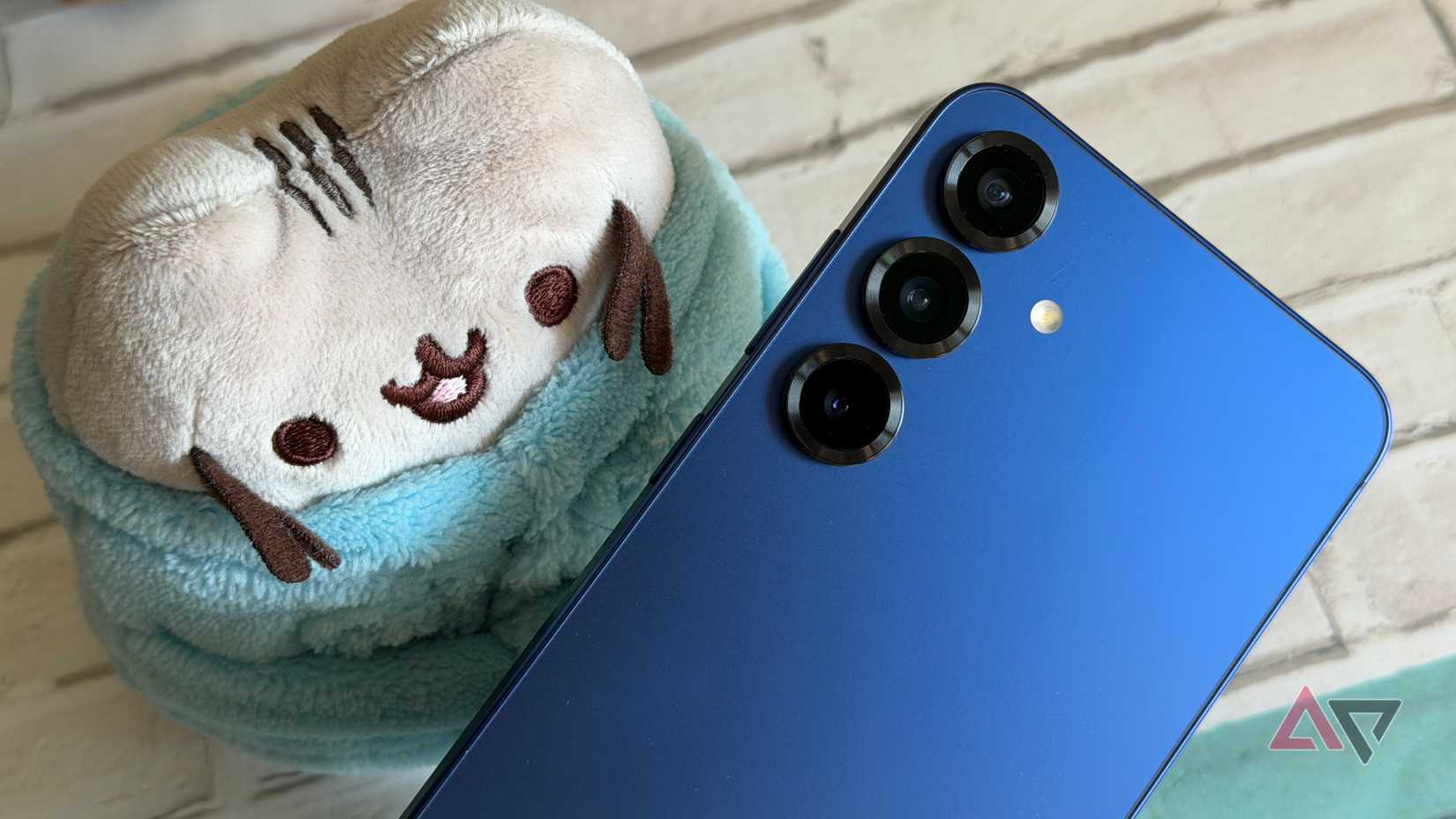 Samsung Galaxy S25+ ao lado de um Pusheen sorridente