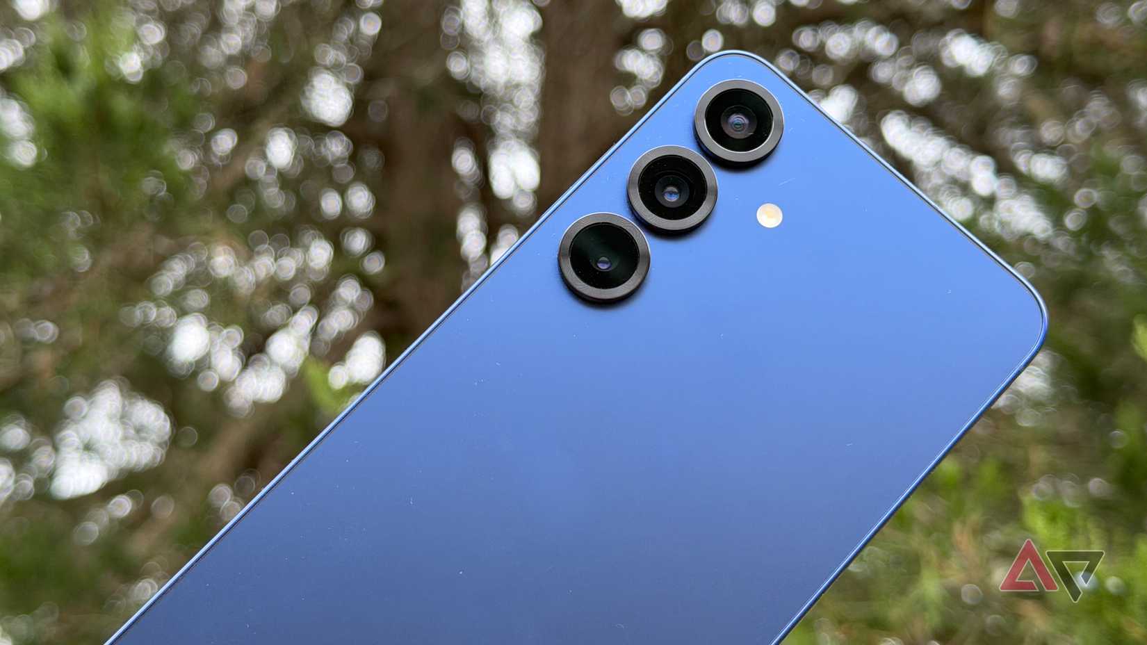 Samsung Galaxy S25+ em um dia escuro