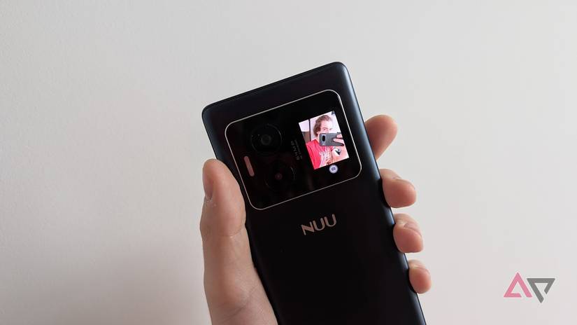 telefone Android com display traseiro na mão