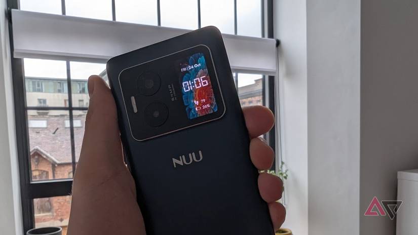 telefone Android com display secundário na mão
