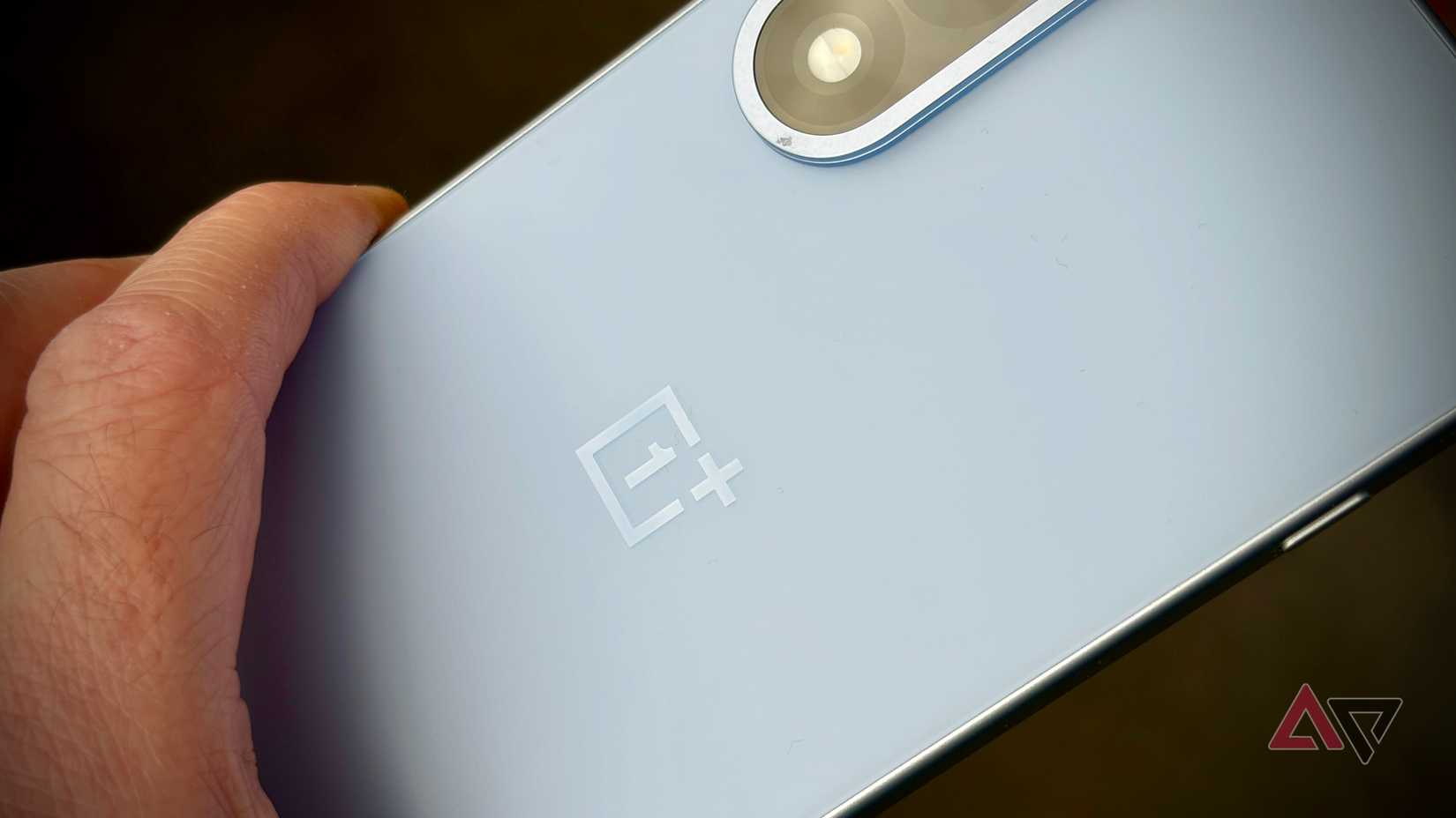 Logotipo e câmera do OnePlus Nord 5