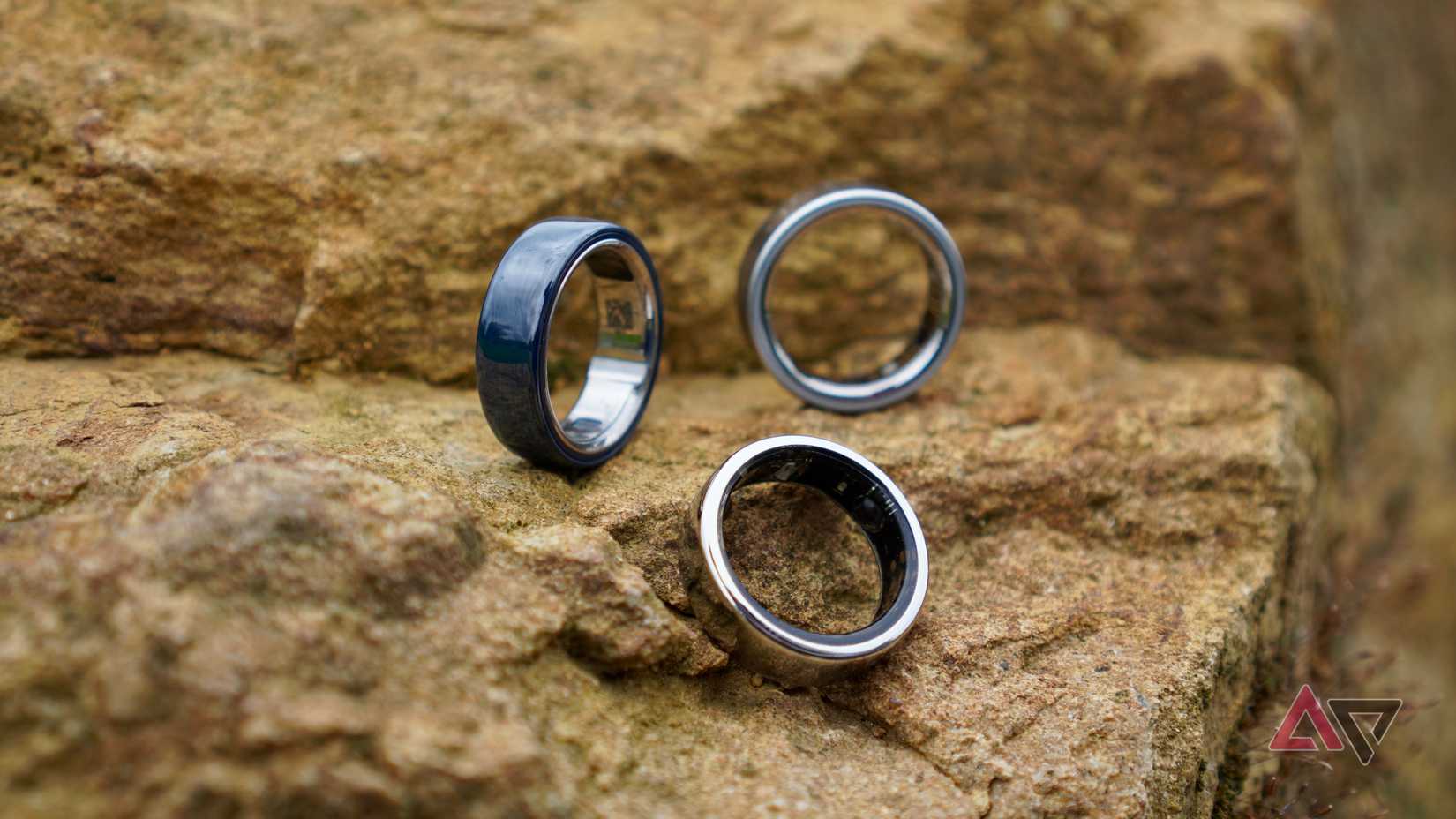 Oura Ring 4, Oura Ring Gen 3 e Oura Ring 4 Ceramic su una roccia