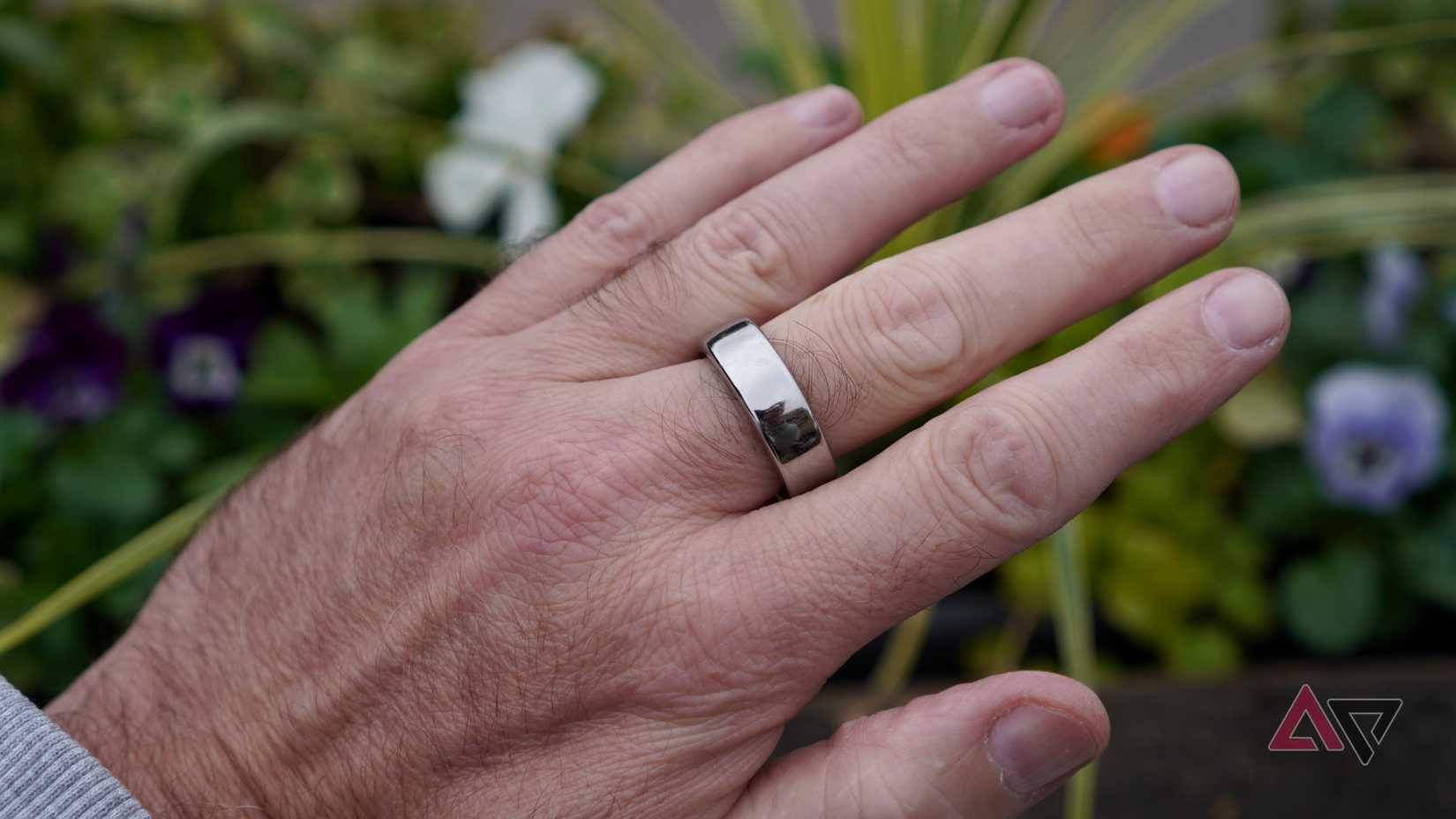 A person wearing the Oura Ring Gen 3 in Polished Silver