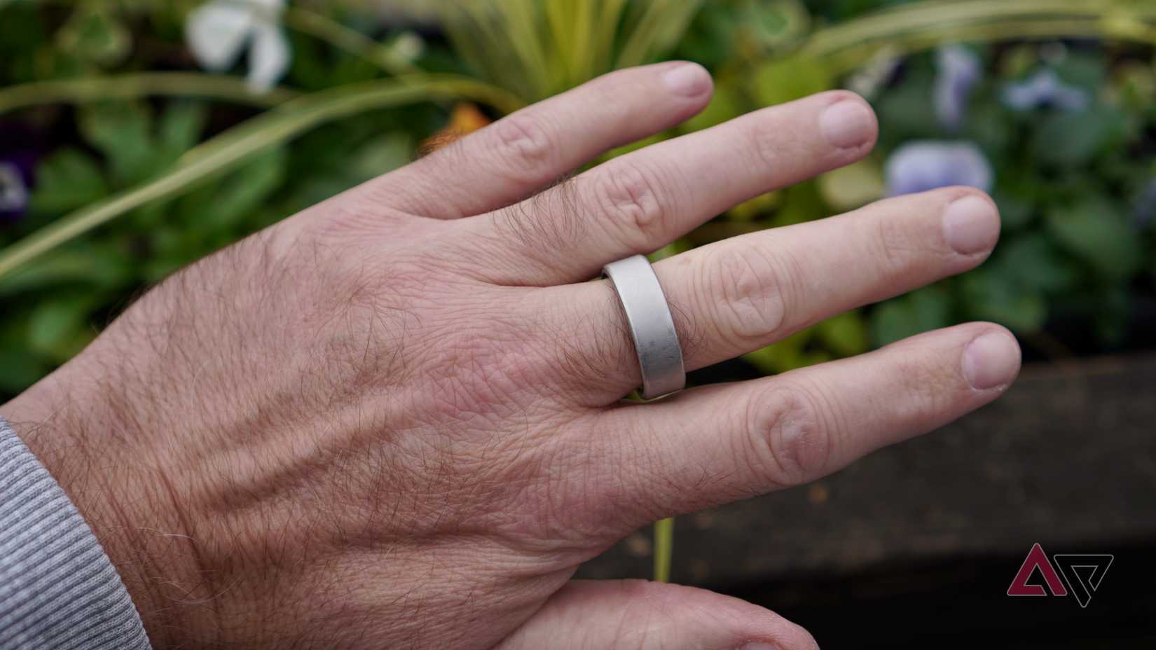 A person wearing the Oura Ring 4 in Brushed Silver