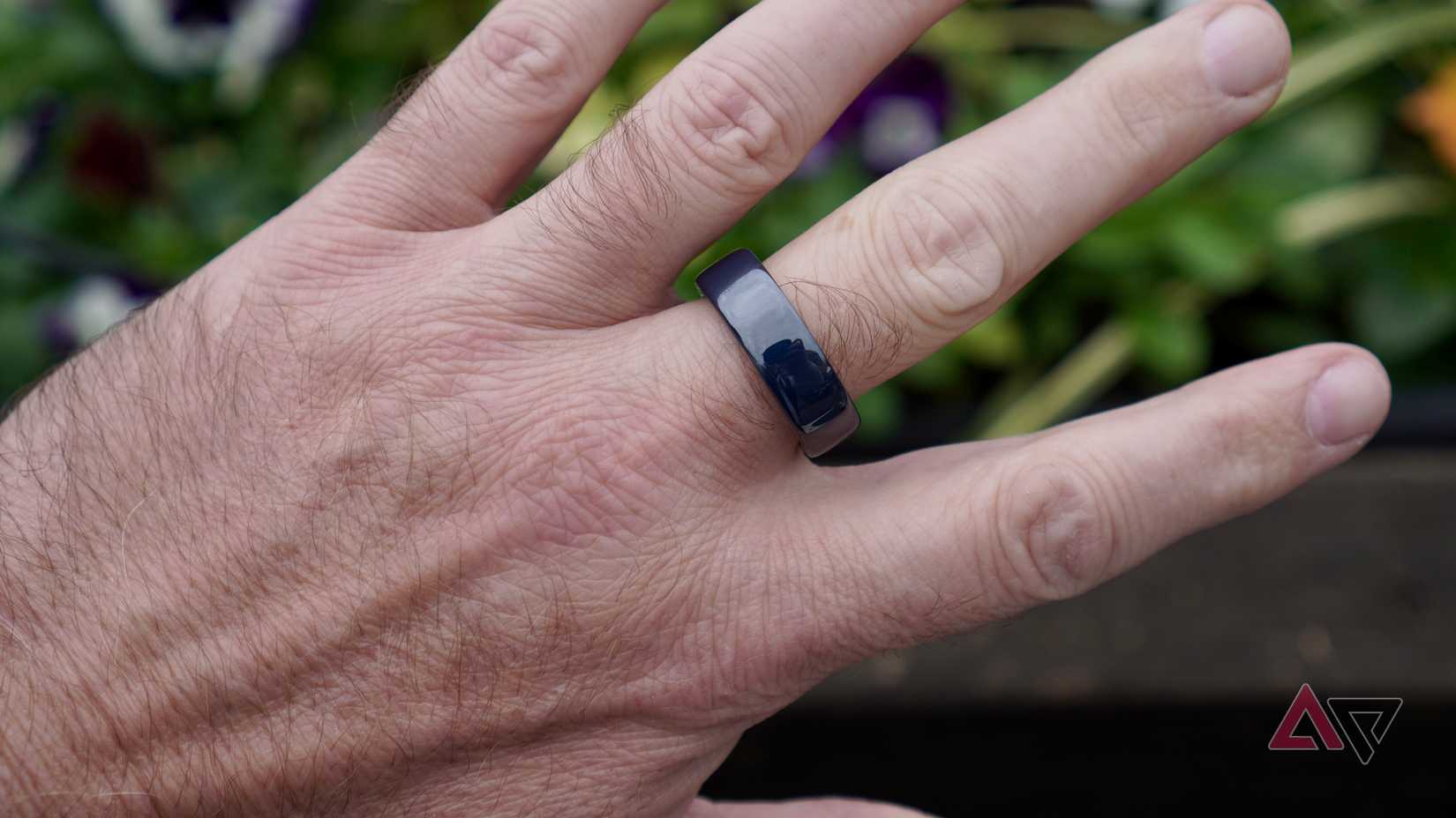 A person wearing the Oura Ring 4 Ceramic in Midnight