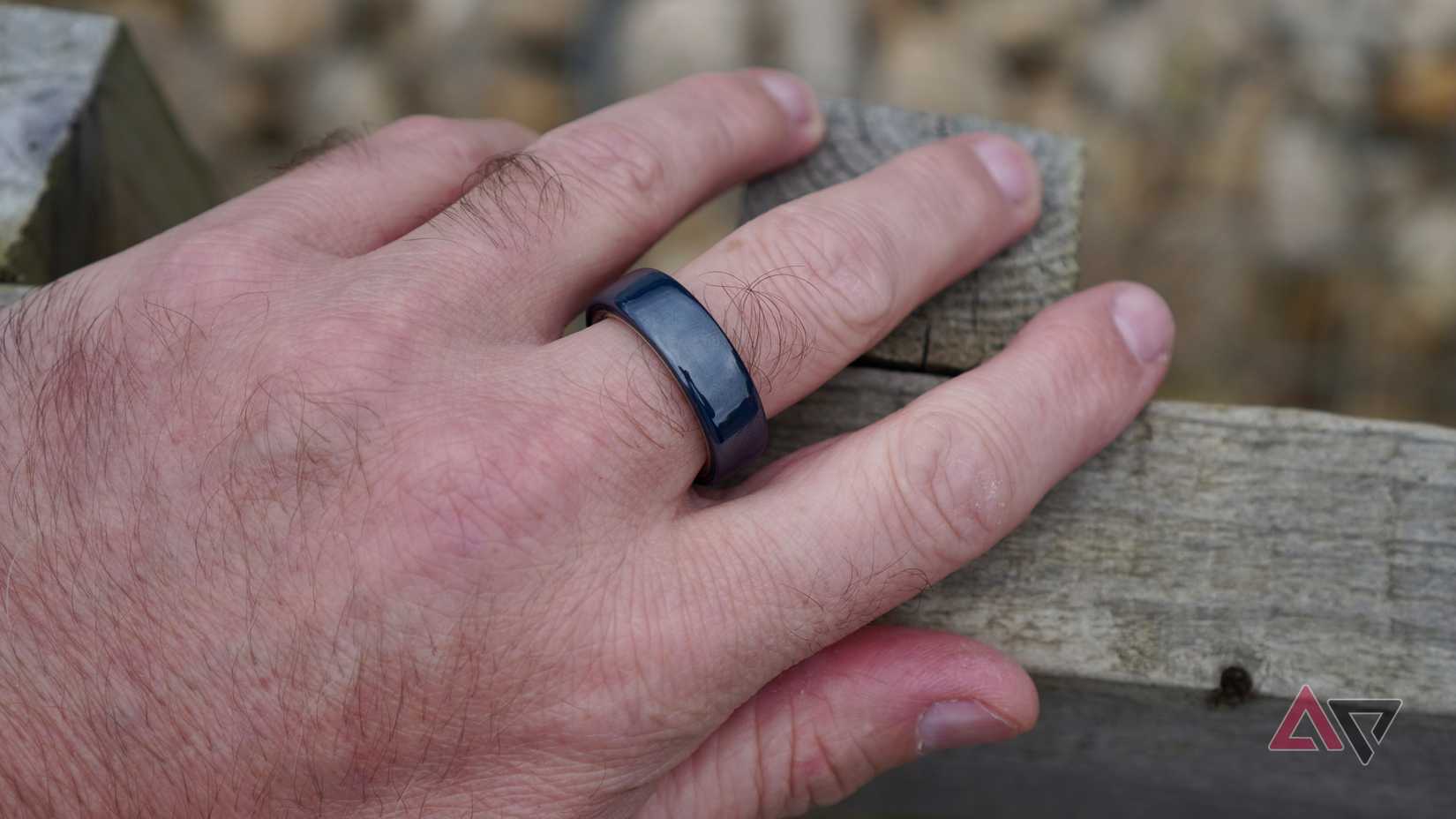 A person wearing the Oura Ring 4 Ceramic