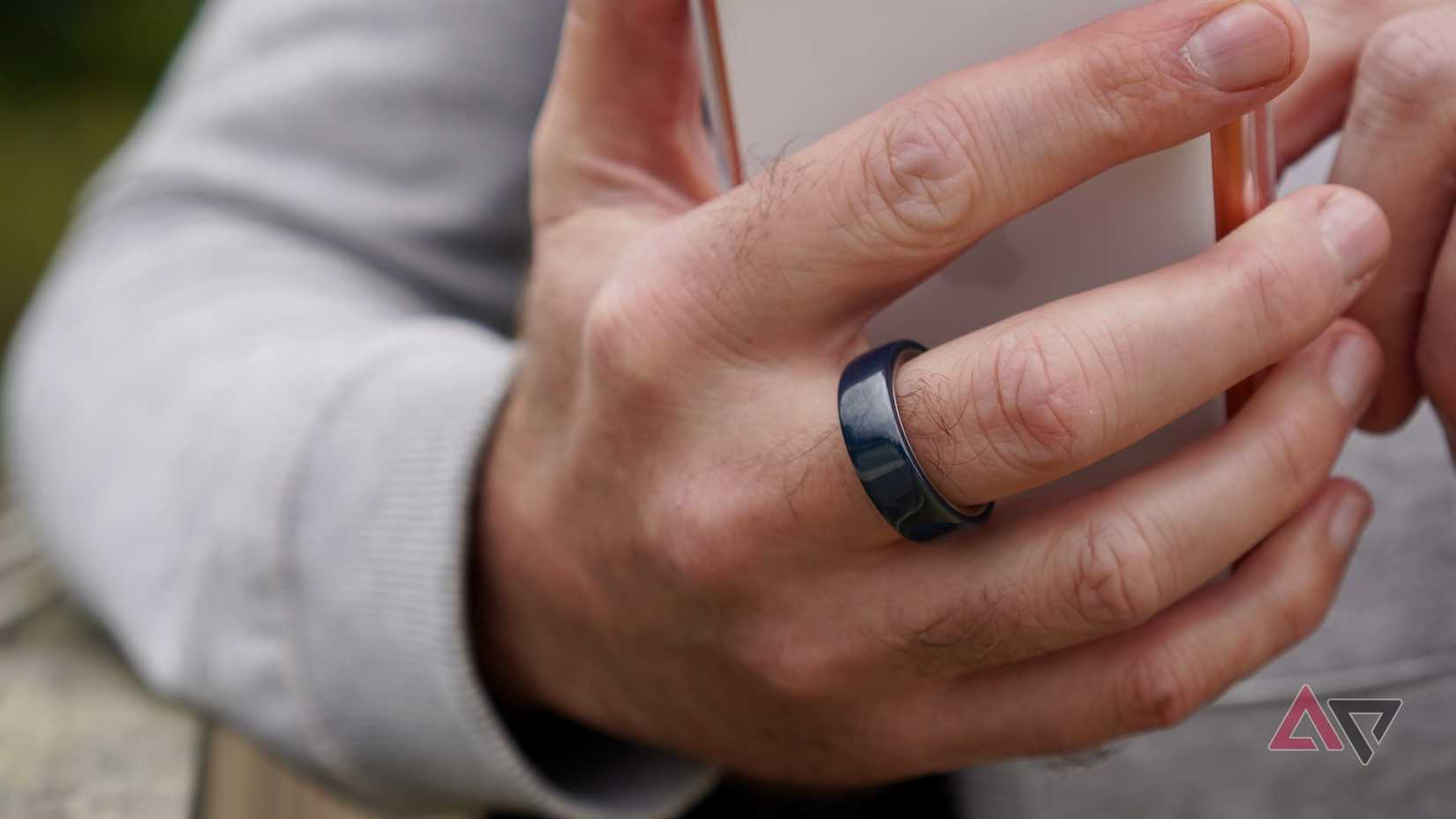A person wearing the Oura Ring 4 Ceramic