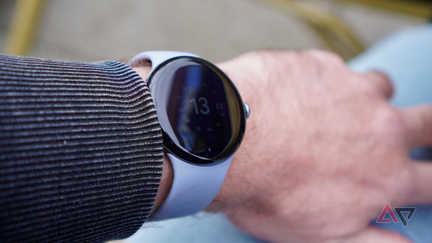 Uma pessoa usando o Google Pixel Watch 4