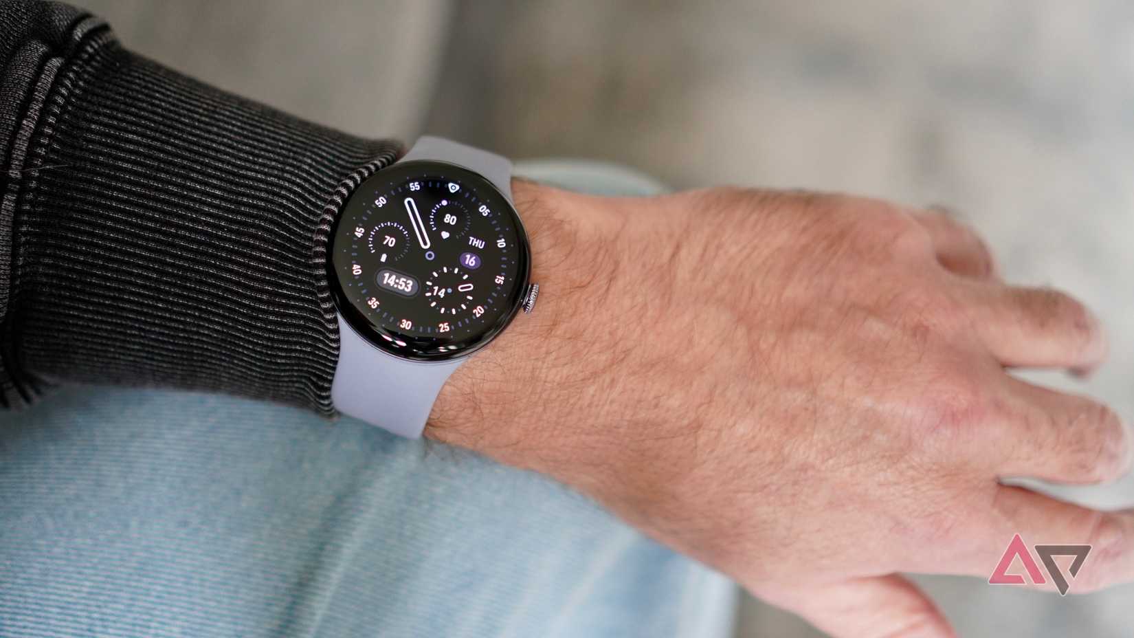 Uma pessoa usando o Google Pixel Watch 4