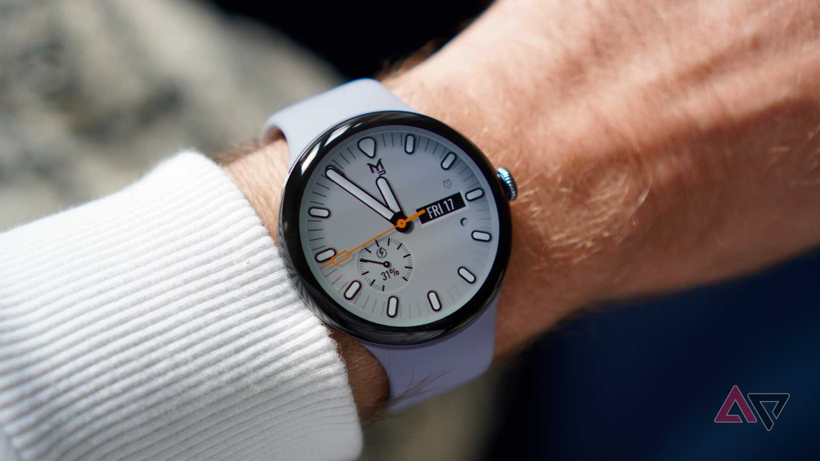 Uma pessoa usando o Google Pixel Watch 4