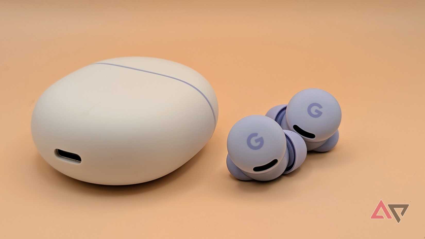Google Pixel Buds 2a e capa em fundo laranja