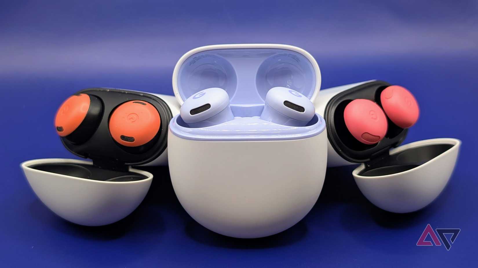 O Google Pixel Buds 2a retratado com o Pixel Buds Pro e o Pixel Buds Pro 2