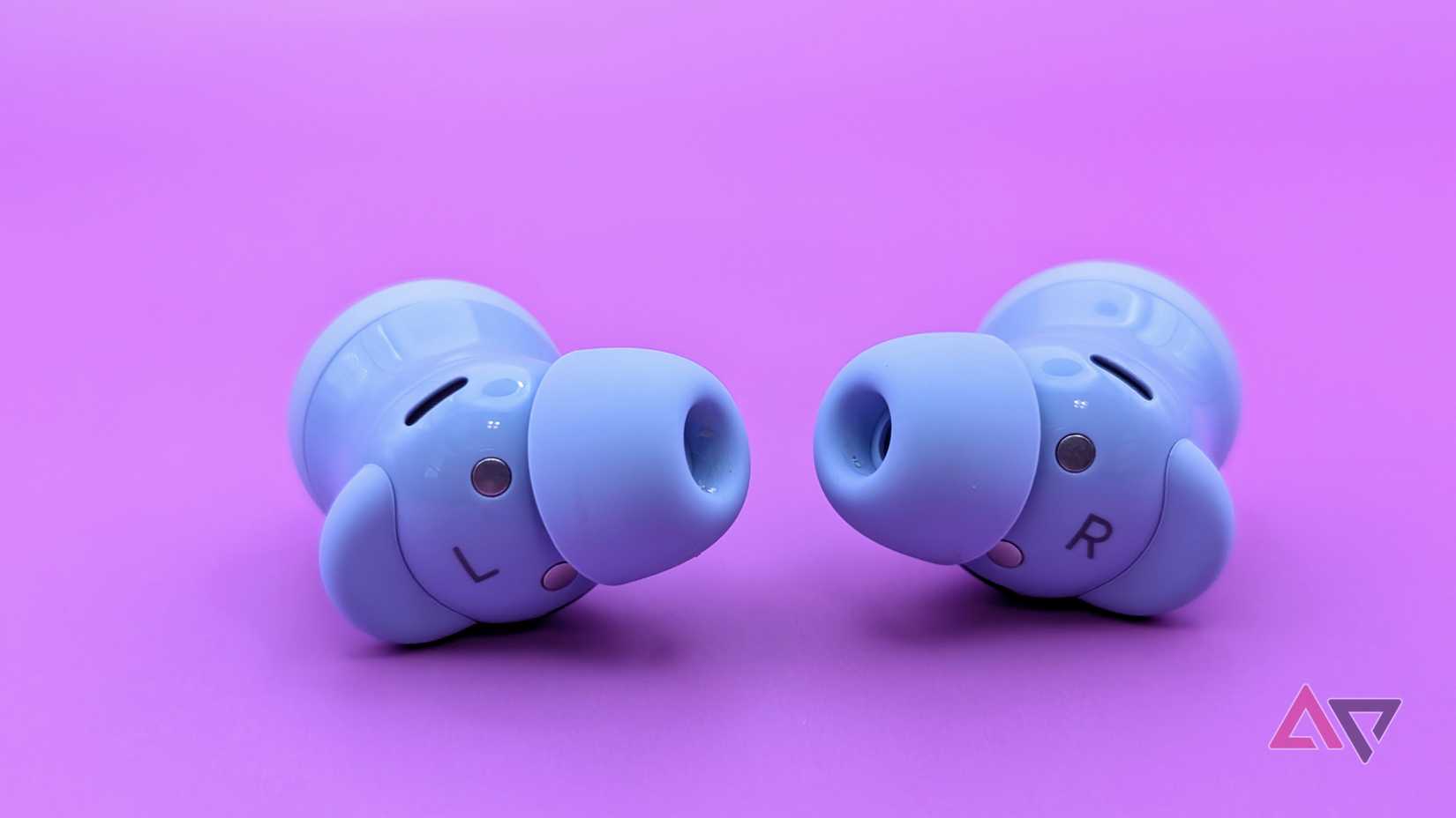 Os Google Pixel Buds 2a esquerdo e direito