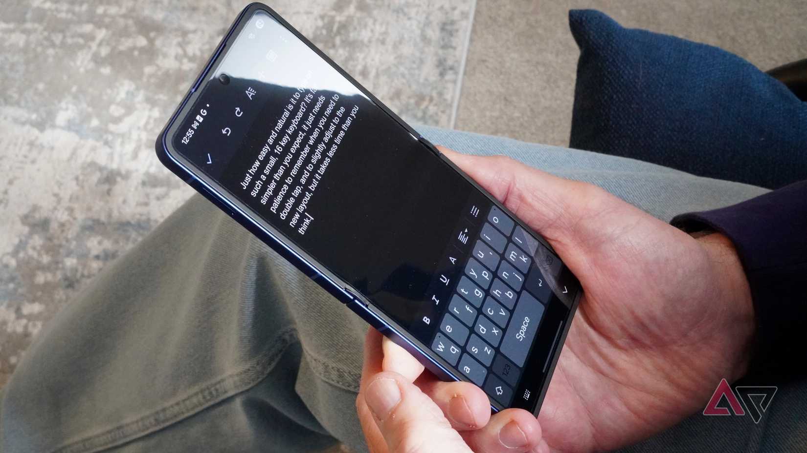 Uma pessoa digitando no teclado Qwerty Mini