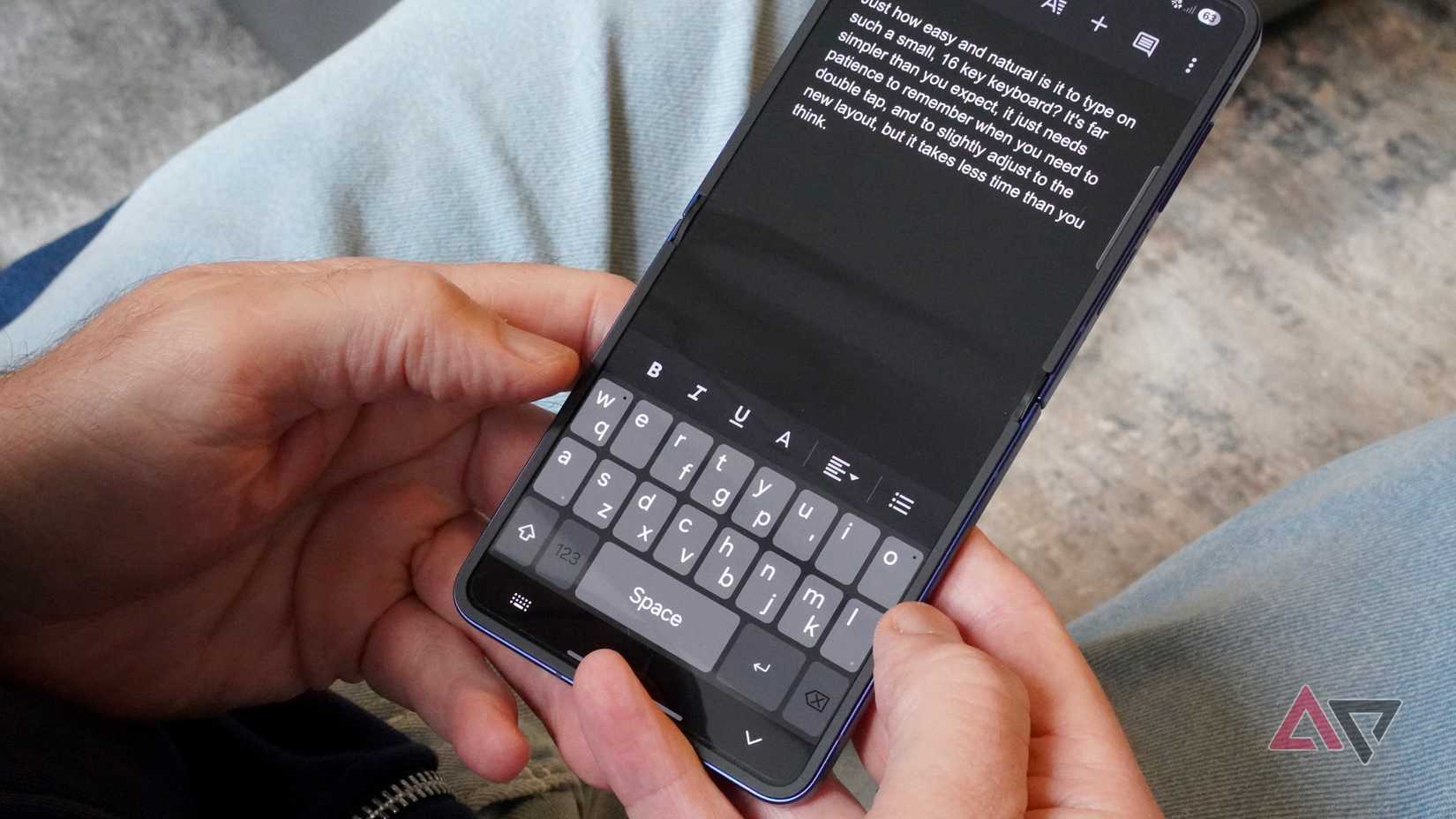 Uma pessoa digitando no teclado Qwerty Mini