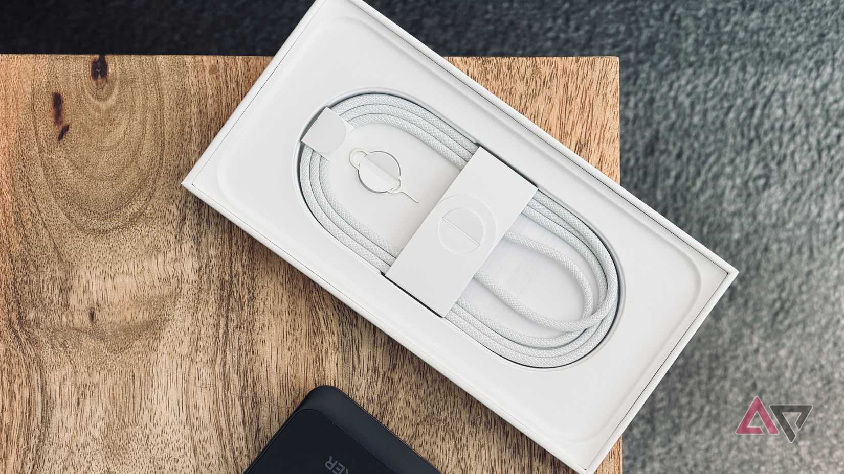 Um cabo USB C dentro da caixa do iPhone 17 Pro Max