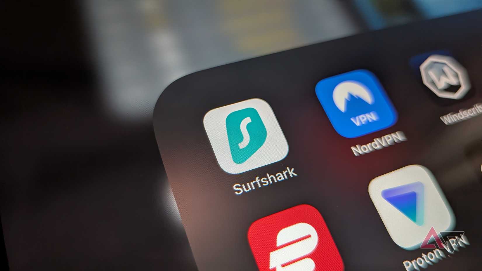 Pasta VPN em um iPad, com close no Surfshark