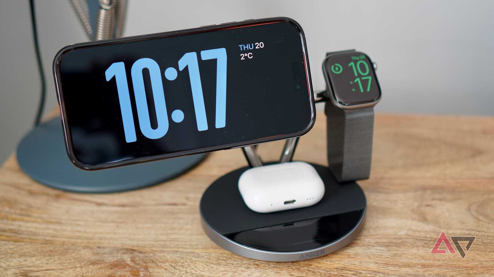 Dispositivos Apple no carregador sem fio Anker Prime