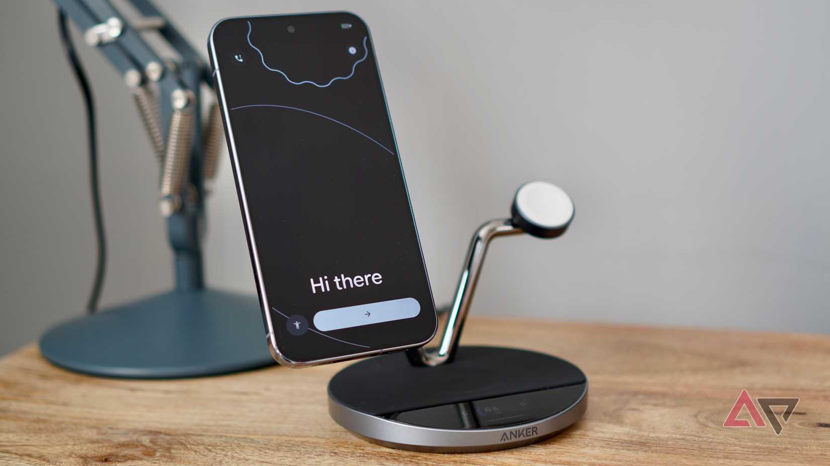 O Google Pixel 10 Pro XL no carregador sem fio Anker Prime