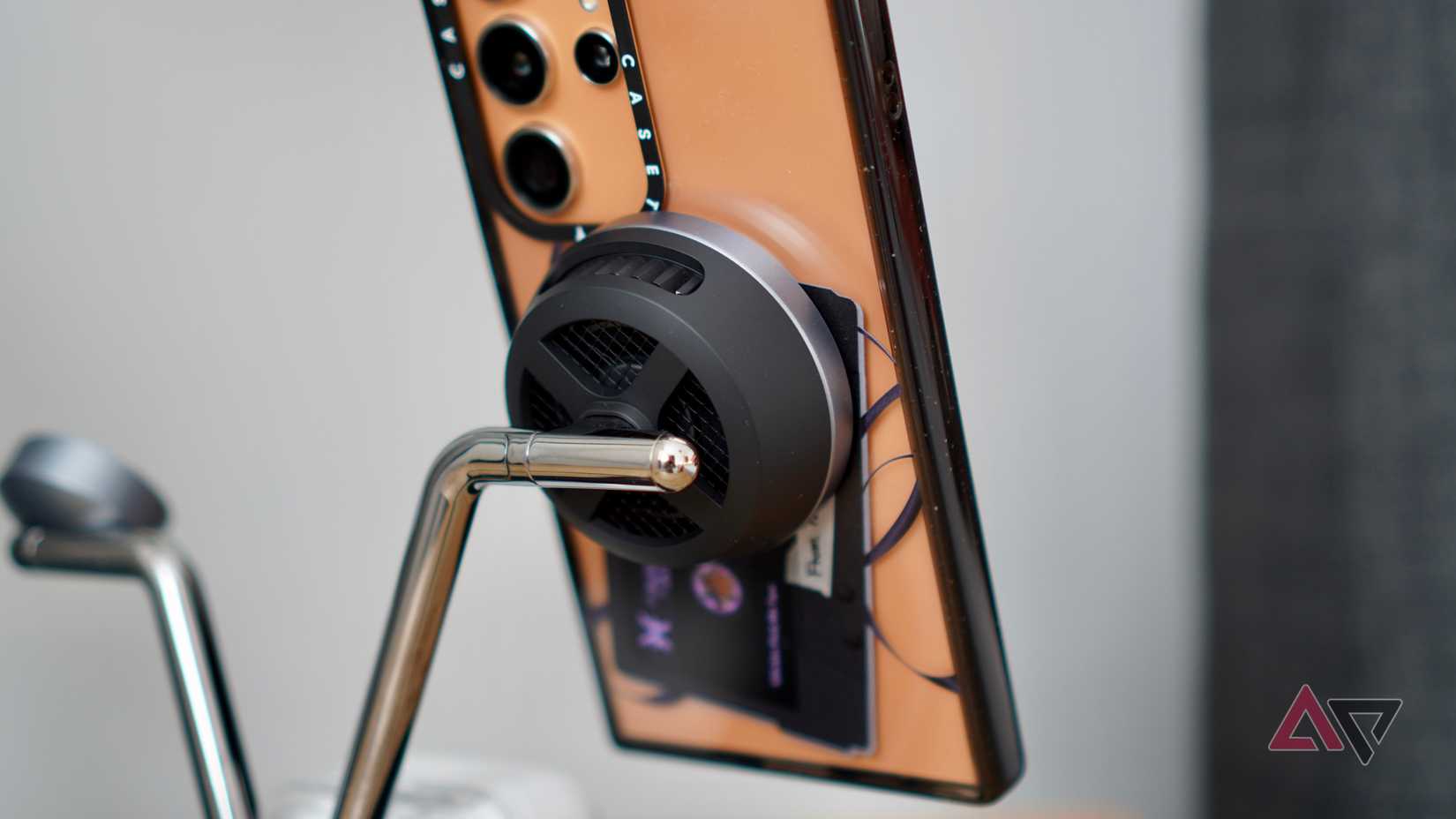 O carregador sem fio Anker Prime carregando um Galaxy S24 Ultra