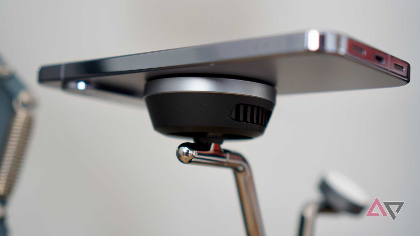 A base de carregamento principal do carregador sem fio Anker Prime