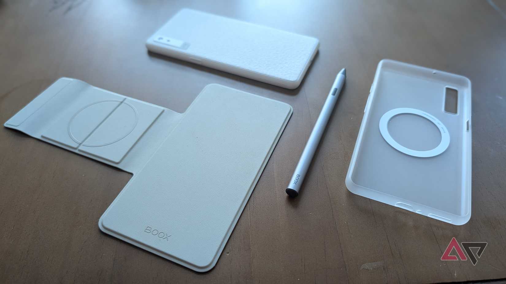 acessórios de e-reader branco na mesa de madeira