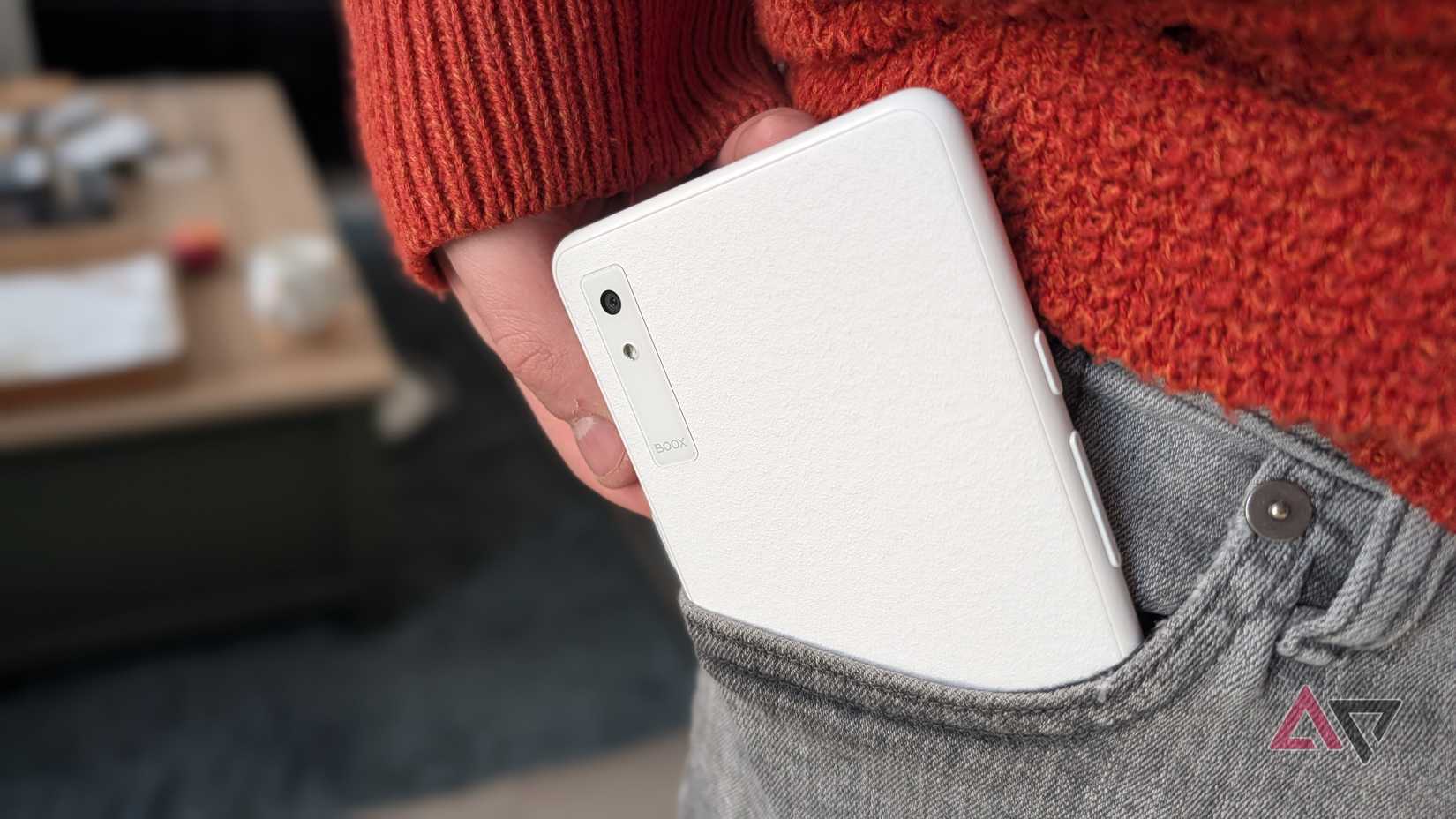 leitor eletrônico boox branco no bolso