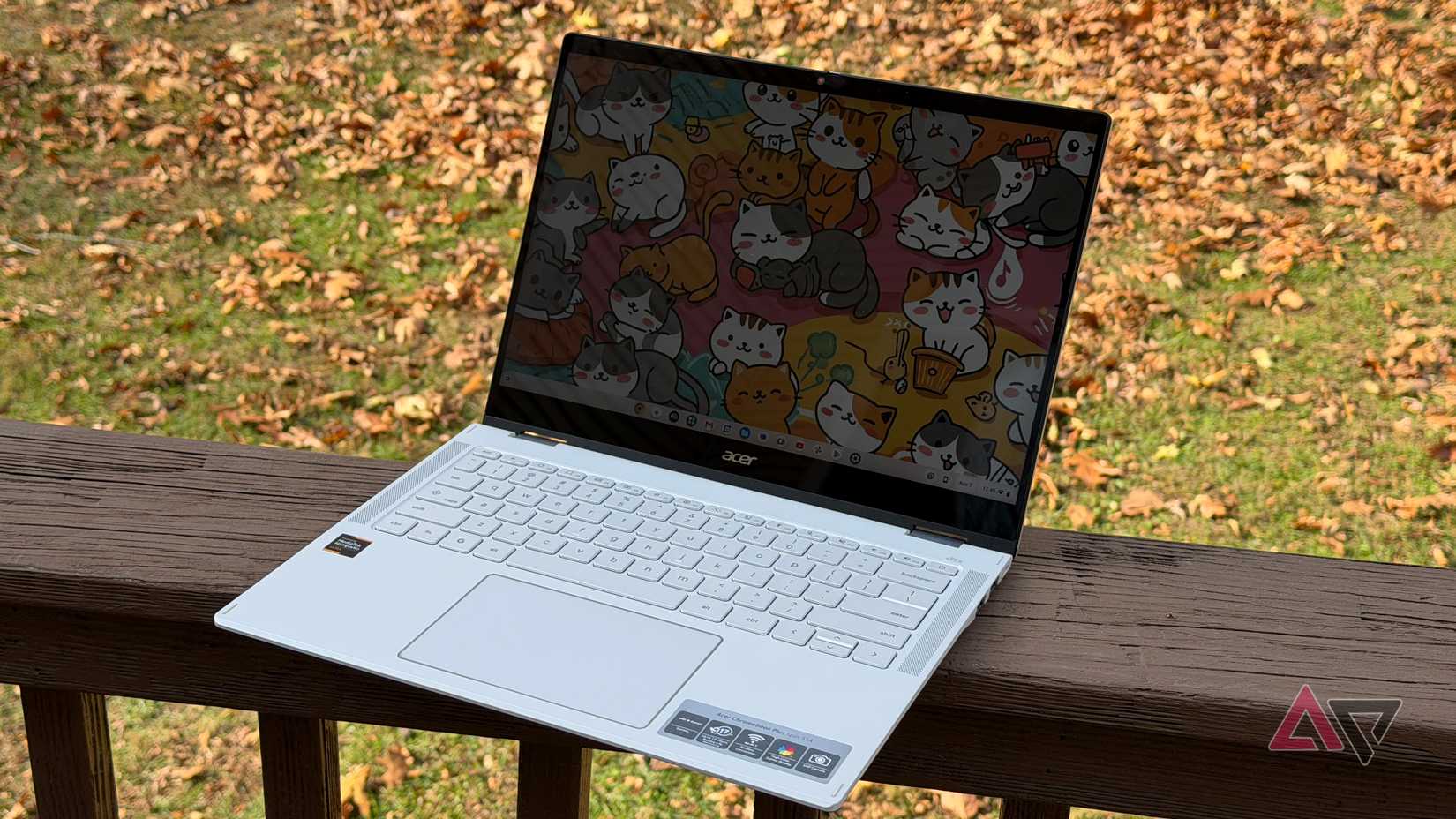 Acer Chromebook Plus Spin 514 sentado em um deck