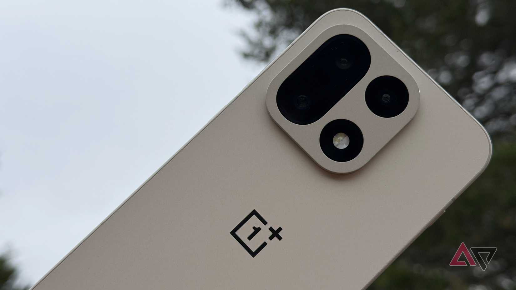 OnePlus 15 em Sand Storm erguido contra o céu