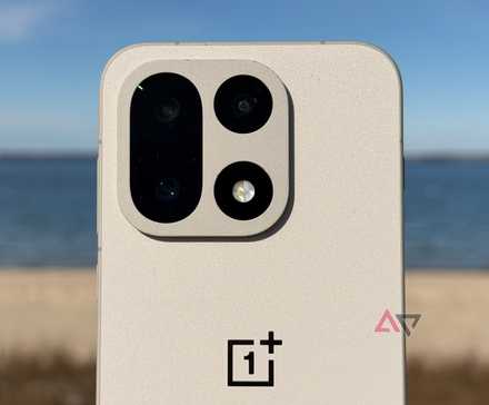 OnePlus 15 em tempestade de areia na praia